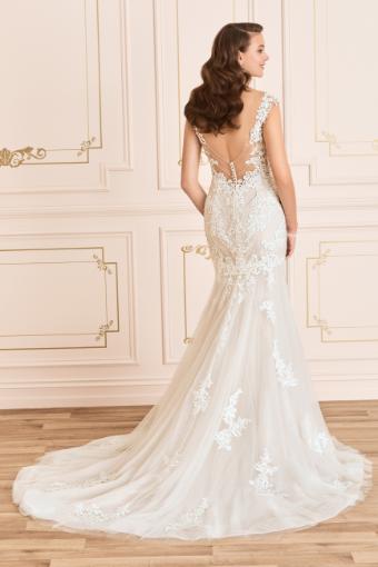 Statement-Making Fit and Flare Wedding Gown Tiarn