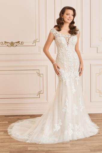 Statement-Making Fit and Flare Wedding Gown Tiarn