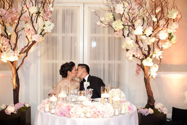 21 Sweetheart Table Ideas for Weddings ~ we ♥ this! moncheribridals.com