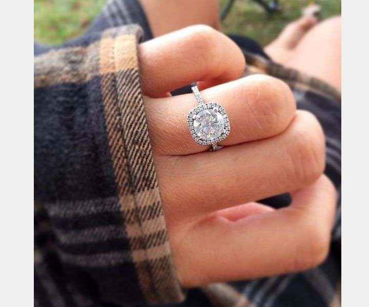 8 Selfie Engagement Rings We Love! Desktop Image
