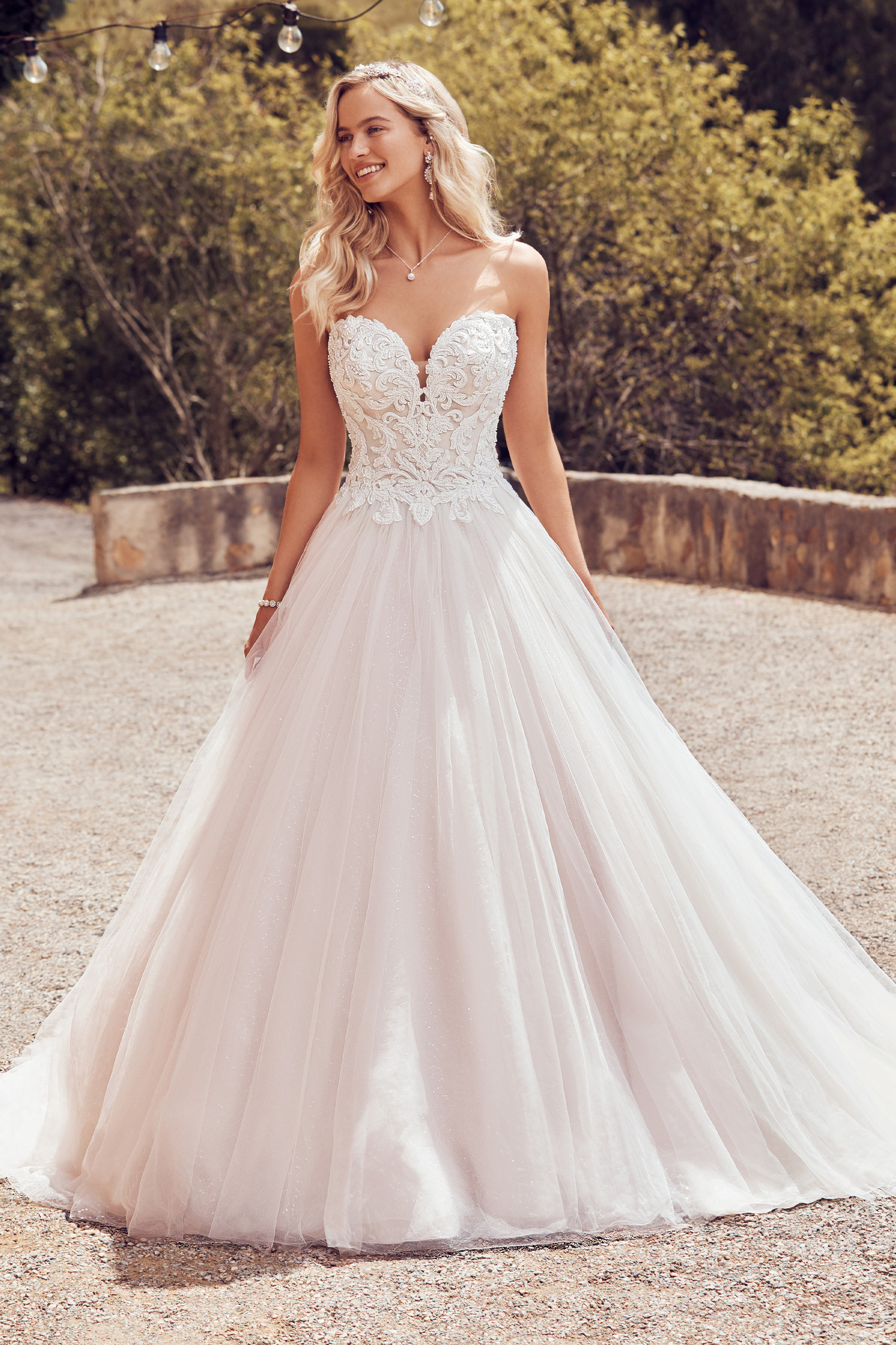 lace sweetheart wedding dress