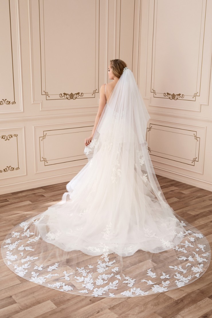 Breathtaking Two-Tier Circle Cut Veil Thumbnail Image