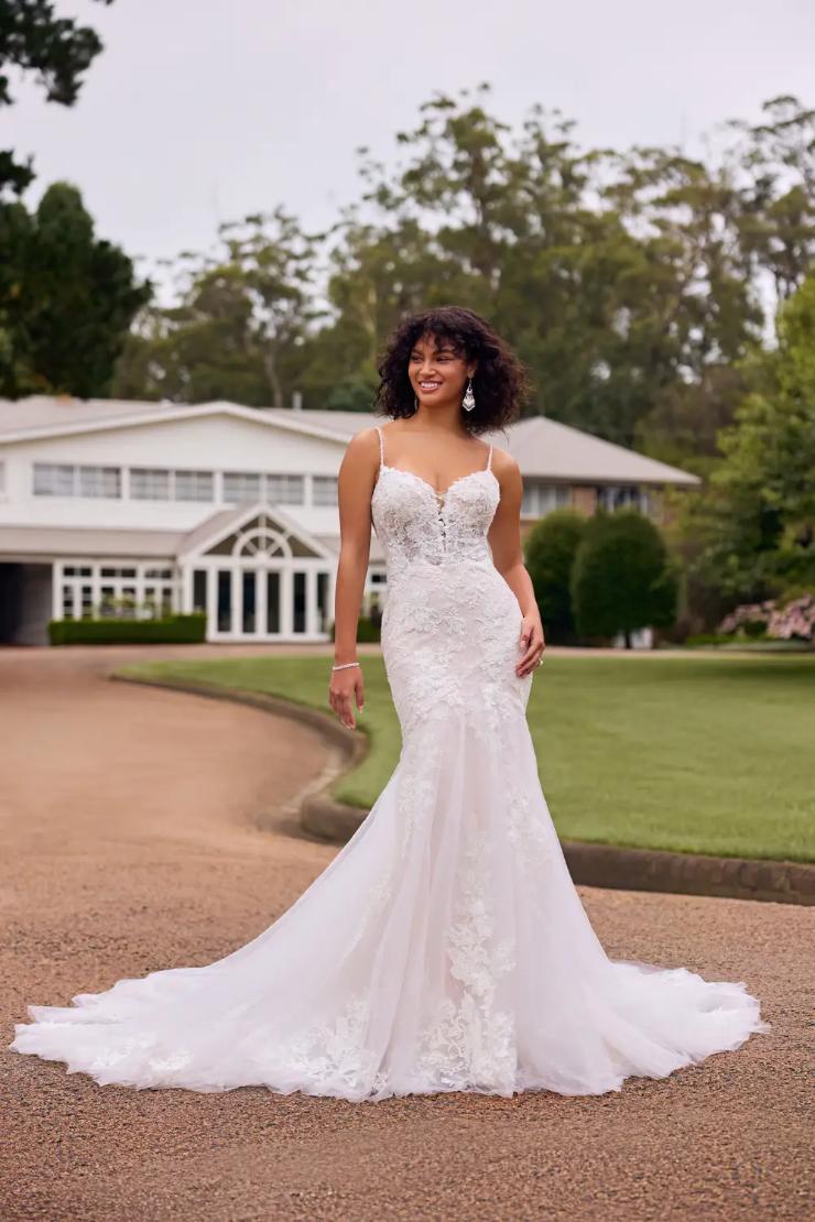 LONG-SLEEVE FIT-AND-FLARE WEDDING DRESS WITH DEFINED BUSTLINE